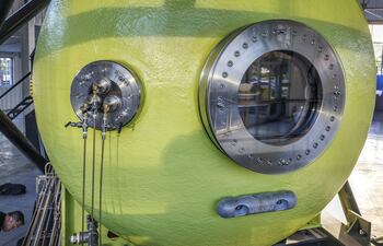 Una de las ventanas (o mirillas) del hábitat humano submarino piloto de Vanguard DEEP, exhibida en un almacén en Miami, Florida, EE. UU., el 29 de octubre de 2025.