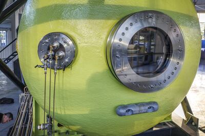 Una de las ventanas (o mirillas) del hábitat humano submarino piloto de Vanguard DEEP, exhibida en un almacén en Miami, Florida, EE. UU., el 29 de octubre de 2025.