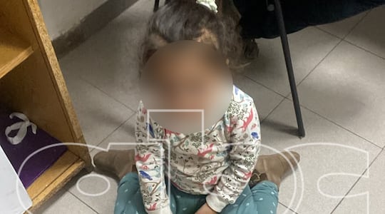 Niña de dos años hallada en Argentina, luego de que fuera llevada ilegalmente de Paraguay por su padre de nacionalidad chilena.