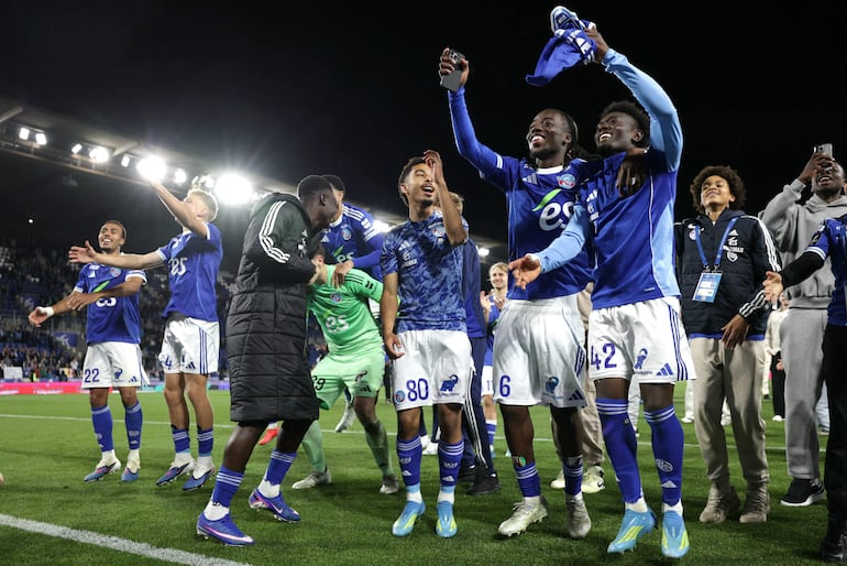 Los jugadores del Estrasburgo celebran la victoria de su equipo al final del partido de fútbol de la Ligue 1 francesa entre el RC Estrasburgo Alsacia y el AS Mónaco en el Stade de la Meinau, en Estrasburgo.