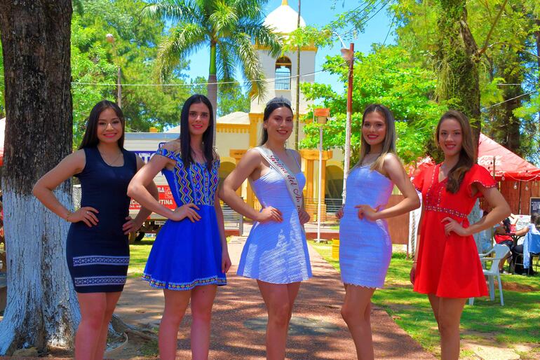 Las bellas señoritas que participarán del concurso: Liz Lorena Agüero (19), Ana Arias (24), Lucía Cresta (17) y Magnolia Insaurralde (21), junto a la Reina actual del Ao Po'i, Sofía López (centro). 
