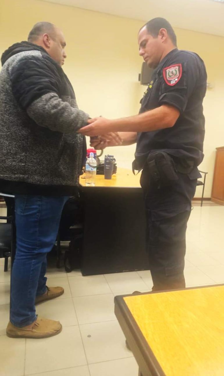 Alfredo Ariel Samaniego Martínez fue esposado por un policía tras darse a conocer su condena de 10 años de cárcel.