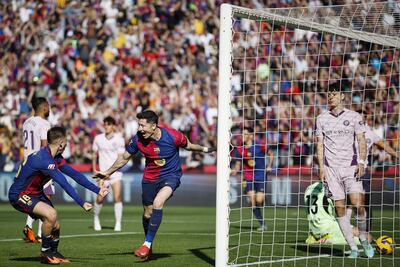BARCELONA, 30/03/2025.- El delantero del Barcelona Robert Lewandowski celebra su segundo gol contra el Girona, durante el partido de la jornada 29 de LaLiga que FC Barcelona y Girona disputan este domingo en el estadio Lluis Companys de Barcelona. EEFE/ Alberto Estévez