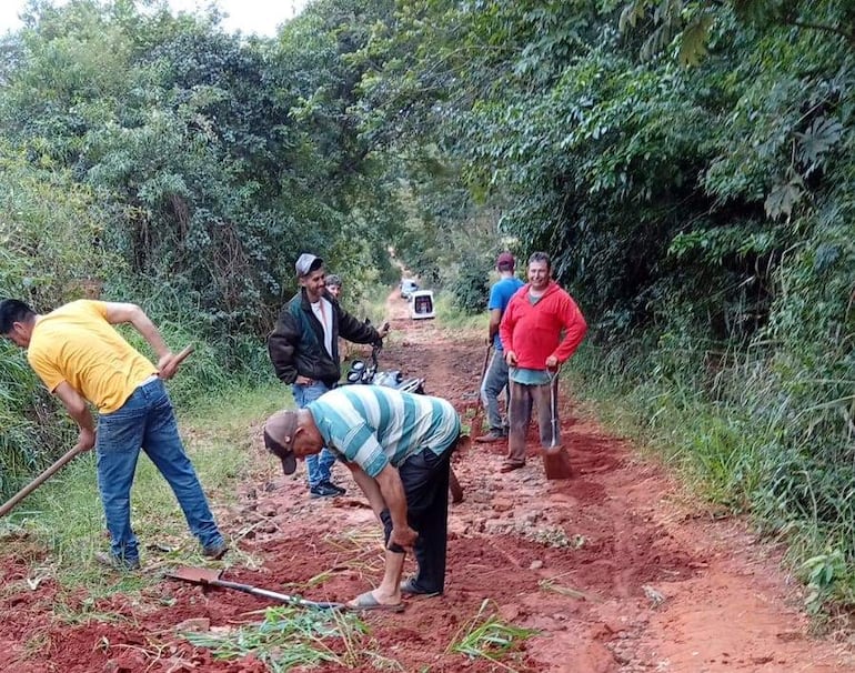 VDB Vecinos de la compañía Arsenio Vázquez reparando el camino que une con el distrito de San Joaquín.