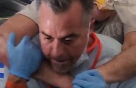 Martín Britos Bray, médico paraguayo, asistiendo a otro pasajero en pleno vuelo desde Honduras a EE.UU.