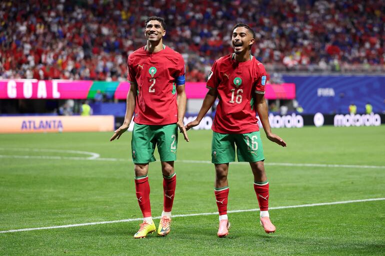 Gessime Yassine de Marruecos celebra con su compañero de equipo Achraf Hakimi tras anotar el cuarto gol de su equipo durante el partido del Grupo C de la Copa Mundial de la FIFA 2026 entre Marruecos y Haití en el Atlanta Stadium.