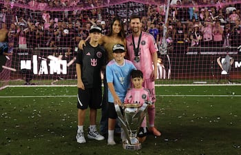 Lionel Messi con Antonela Rocuzzo y sus hijos Thiago, Mateo y Ciro posan felices con la Audi 2025 MLS Cup en Fort Lauderdale, Florida. (Maddie Meyer/Getty Images/AFP)
