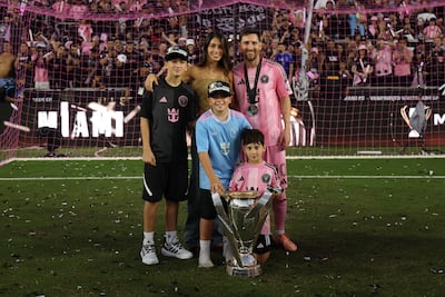 Lionel Messi con Antonela Rocuzzo y sus hijos Thiago, Mateo y Ciro posan felices con la Audi 2025 MLS Cup en Fort Lauderdale, Florida. (Maddie Meyer/Getty Images/AFP)