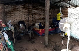 Esta es la pieza donde vive la abuela indigente, en Carapeguá.