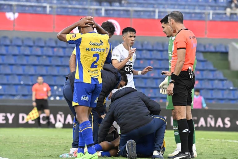 El uruguayo Lucas Morales, futbolista de Sportivo Luqueño, lamenta la dura lesión que sufrió en el partido frente a Olimpia por la fecha 10 del torneo Clausura 2026 de la Primera División de Paraguay en el estadio Defensores del Chaco, en Asunción, Paraguay.