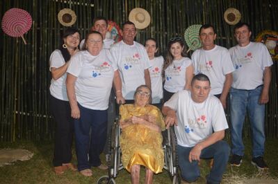 Doña Purificación Cantero viuda de Ojeda, acompañada de sus nueve hijos.