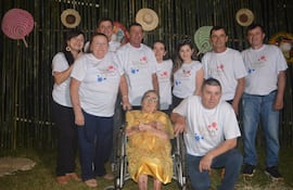 Doña Purificación Cantero viuda de Ojeda, acompañada de sus nueve hijos.