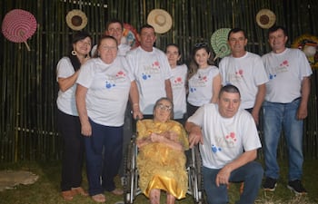 Doña Purificación Cantero viuda de Ojeda, acompañada de sus nueve hijos.