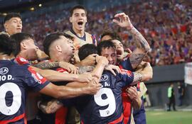 Los jugadores de Cerro Porteño festejan un gol en el partido frente a Atlético Tembetary por la fecha 22 del torneo Clausura 2025 de la Primera División de Paraguay en el estadio Defensores del Chaco, en Asunción, Paraguay.