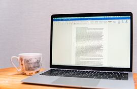 Computadora con procesador de texto, imagen ilustrativa.