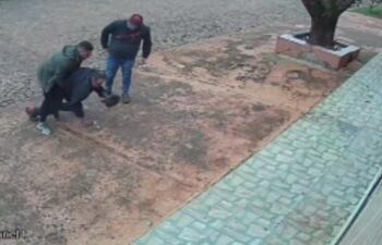 Momento en que el suboficial Frutos aplica la maniobra de Heimlich para salvar a la víctima.