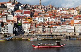 Un paseo en barco por el Duero es casi una obligación para los turistas en Oporto. Aunque la vista del río desde la góndola del teleférico de la ciudad tampoco está nada mal.