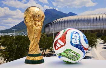 Figuras emblemáticas de Estados Unidos, Canadá y México, como las estrellas, la hoja de arce y el águila, dan identidad a Trionda, el balón oficial del Mundial de 2026.