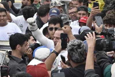 El piloto Gustavo Saba celebra la victoria en el Rally del Chaco 2025.