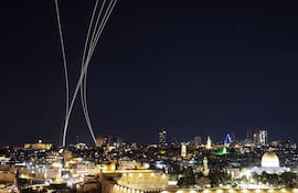 El domo de hierro de la defensa de Israel intercepta misiles iraníes.