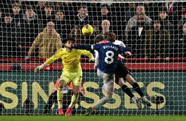 El delantero inglés #23 del Brentford, Keane Lewis-Potter, marca el primer gol del equipo durante el partido de la Premier League inglesa entre el Brentford y el Arsenal en el Gtech Community Stadium de Londres el 12 de febrero de 2026. (Foto de Glyn KIRK / AFP)