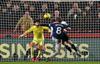 El delantero inglés #23 del Brentford, Keane Lewis-Potter, marca el primer gol del equipo durante el partido de la Premier League inglesa entre el Brentford y el Arsenal en el Gtech Community Stadium de Londres el 12 de febrero de 2026. (Foto de Glyn KIRK / AFP)