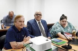 Dany Durand, acusado de supuesta declaración falsa, junto a los abogados José I. González Macchi y Cynthia Almada.