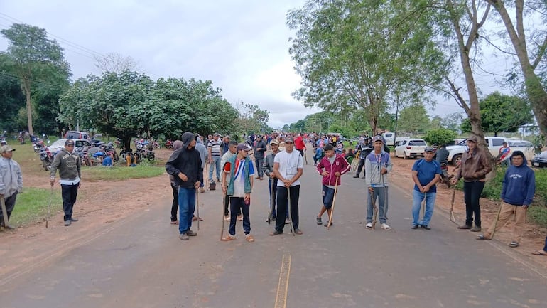 Mientras continúa la movilización en Cruce Amén, el bloqueo de la ruta PY11 genera largas filas de vehículos varados y quejas de conductores que deben esperar la liberación del tramo.