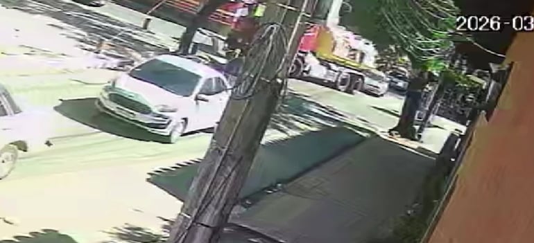 Video: así fue el accidente en el que una mujer quedó atrapada bajo un camión en San Lorenzo