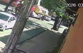 Una cámara de la zona registró el momento del accidente cuando el camión se disponía a realizar un giro