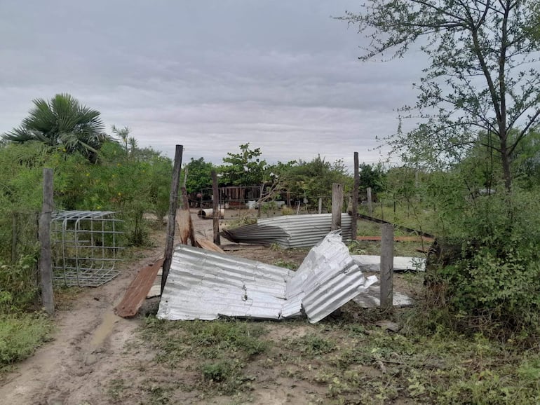 Restos de estructuras de metal caídas