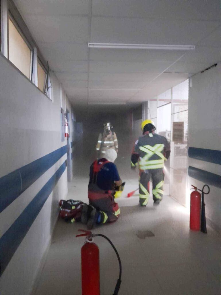 El principio de incendio del miércoles último, se registró en el subsuelo del Hospital Central. 