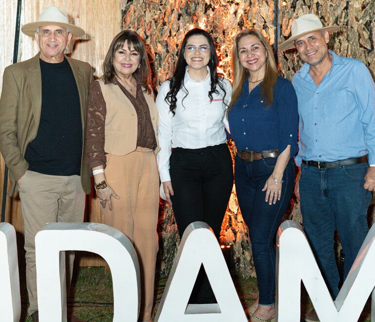 Luis María Vega, Jazmín Ortiz, Andrea López, Diana Santos y Guido Girala.