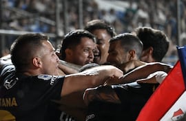 Los jugadores de Olimpia celebran un gol en el partido frente a Nacional por la cuarta fecha del torneo Apertura 2026 de la Primera División de Paraguay en el estadio Arsenio Erico, en Asunción, Paraguay.