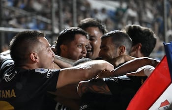 Los jugadores de Olimpia celebran un gol en el partido frente a Nacional por la cuarta fecha del torneo Apertura 2026 de la Primera División de Paraguay en el estadio Arsenio Erico, en Asunción, Paraguay.
