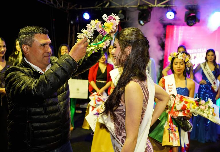 La miss Primavera Caazapá 2024, Viviani Elizabeth Silva Sosa, es coronada por el intendente Amado Díaz Verón.