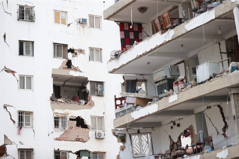 Vista de los daños registrados en varios edificios por los terremotos, en la localidad de Catia La Mar, en el estado costero de La Guaira (Venezuela) este jueves. 