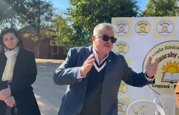 El pastor evangélico Miguel Ortigoza, representante en Paraguay de Capitol Ministries, defendió los materiales del MEC en la escuela Kuarahy Rese, de Caaguazú.