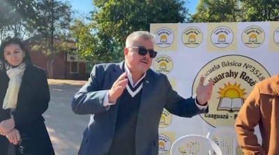 El pastor evangélico Miguel Ortigoza, representante en Paraguay de Capitol Ministries, defendió los materiales del MEC en la escuela Kuarahy Rese, de Caaguazú.