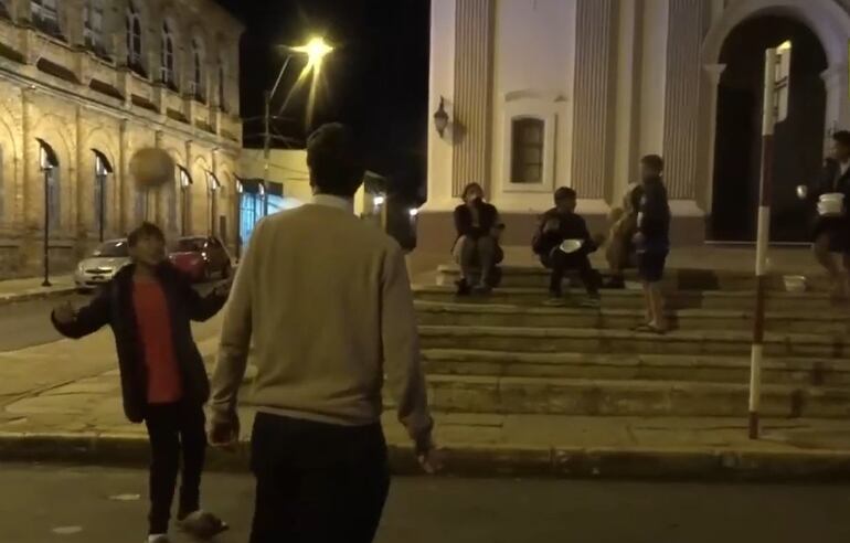 Frente a la Catedral de Asunción el padre Lucas juega a la pelota con los niños y adolescentes