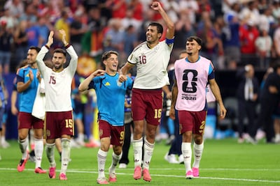 Los españoles Álex Baena, Gavi, Rodri y Marc Pubill celebran tras la victoria por 2-0 durante el partido de semifinales de la Copa Mundial de la FIFA 2026 entre Francia y España en el Dallas Stadium, en Arlington, Texas.