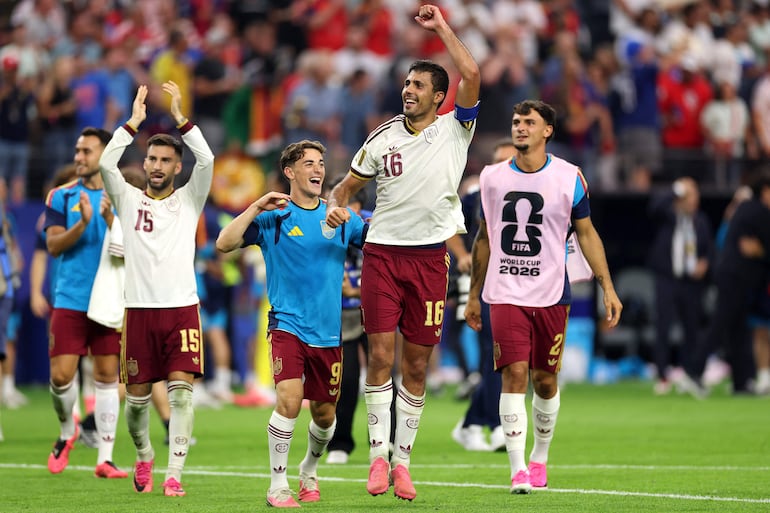 lex Baena, Gavi, Rodri y Marc Pubill de España celebran tras la victoria por 2-0 durante el partido de semifinales de la Copa Mundial de la FIFA 2026 entre Francia y España en el Dallas Stadium, en Arlington, Texas.