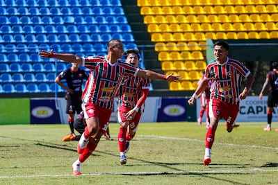 Fernando Alarcón festeja su gol, el primero del Atlético Tembetary contra Fernando de la Mora.