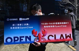 Un hombre sostiene un cartel con OpenClaw, un asistente de inteligencia artificial de código abierto, durante un evento en la sede de Baidu en Pekín el 11 de marzo de 2026.
