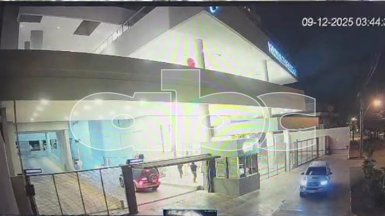 Imágenes de circuito cerrado muestran cómo una banda de criminales, con uniforme policial, ingresó a un edificio sobre la avenida Boggiani para un millonario asalto.