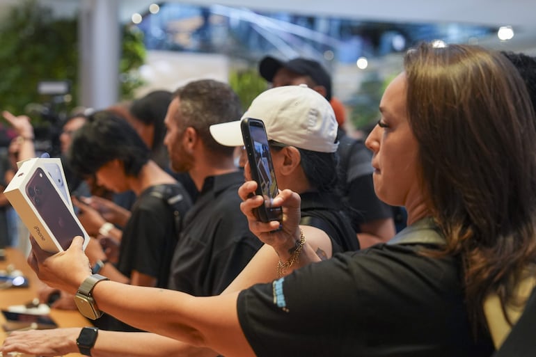 Personas asisten al lanzamiento del Iphone 18 Pro y Pro Max este viernes, en la icónica tienda de la Quinta Avenida en Manhattan, Nueva York (Estados Unidos). 