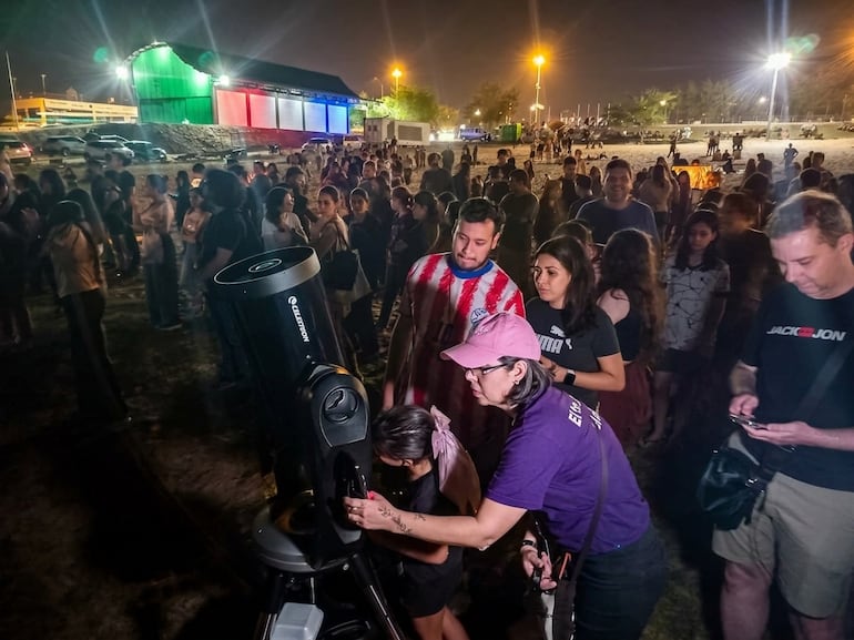 A esta iniciativa se sumaron diversos astrónomos aficionados y divulgadores científicos que brindaron asistencia técnica y orientación teórica a las familias que acudieron al lugar.