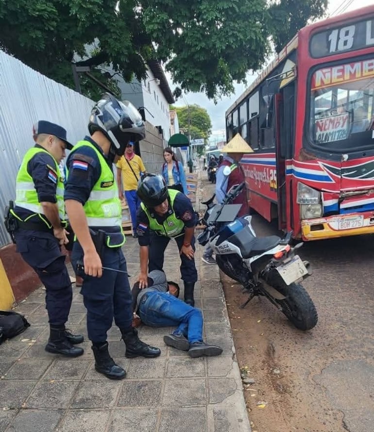 Roba moto a un policía en el Jardín Botánico y cae en Ñemby tras intensa persecución