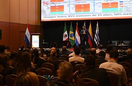 Leonardo Ananiz, de nacionalidad argentina y de la empresa Scentia, expuso sobre los clientes.