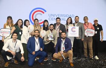 Directivos y colaboradores de la Universidad Central del Paraguay al recibir la certificación de Great Place to Work.